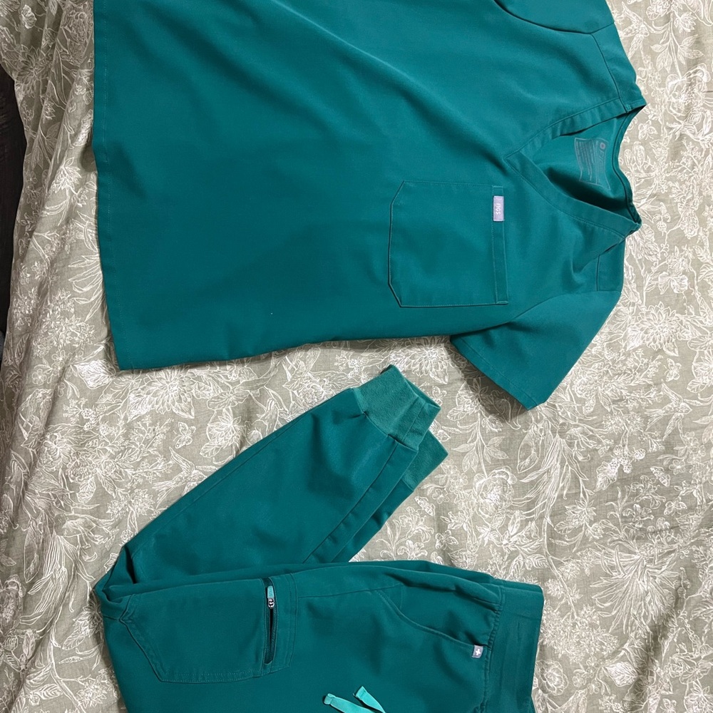Figs Hunter green S joggers/ XS top